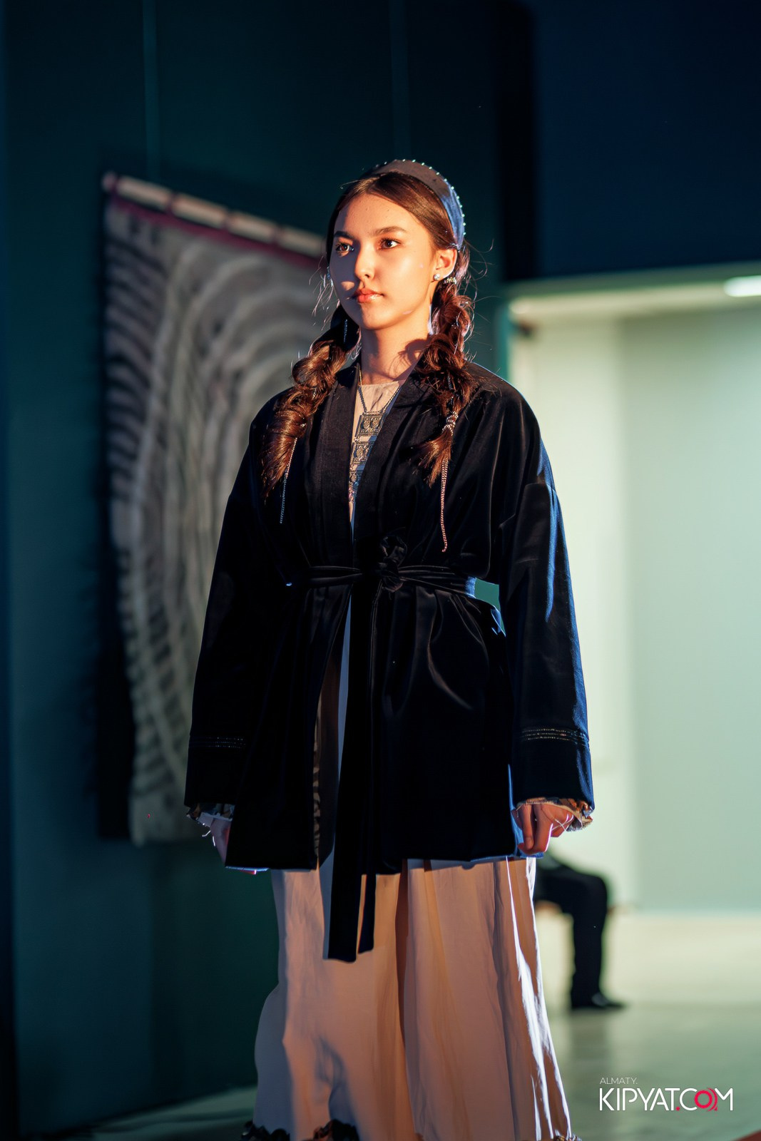 FASHION ПОКАЗ, КАЗАХСКОЙ НАЦИОНАЛЬНОЙ ОДЕЖДЫ. КИПЯТКОМ АЛМАТЫ!