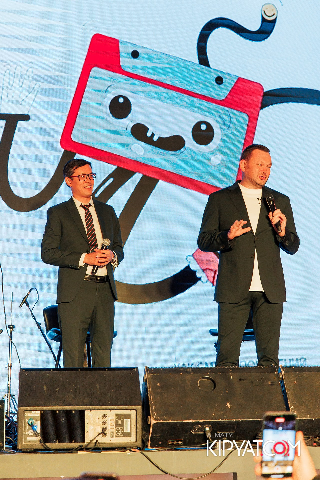 ПРЕЗЕНТАЦИЯ КНИГИ ВИКТОРА ЕЛИСЕЕВА. КИПЯТКОМ АЛМАТЫ!