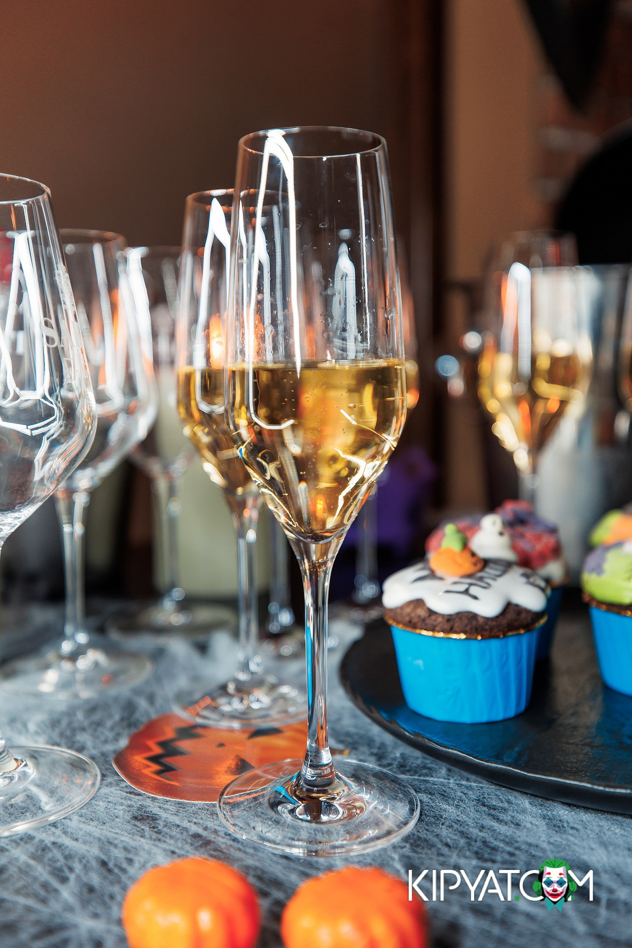 DICKENS RESTAURANT & BAR. КИПЯТКОМ АЛМАТЫ!