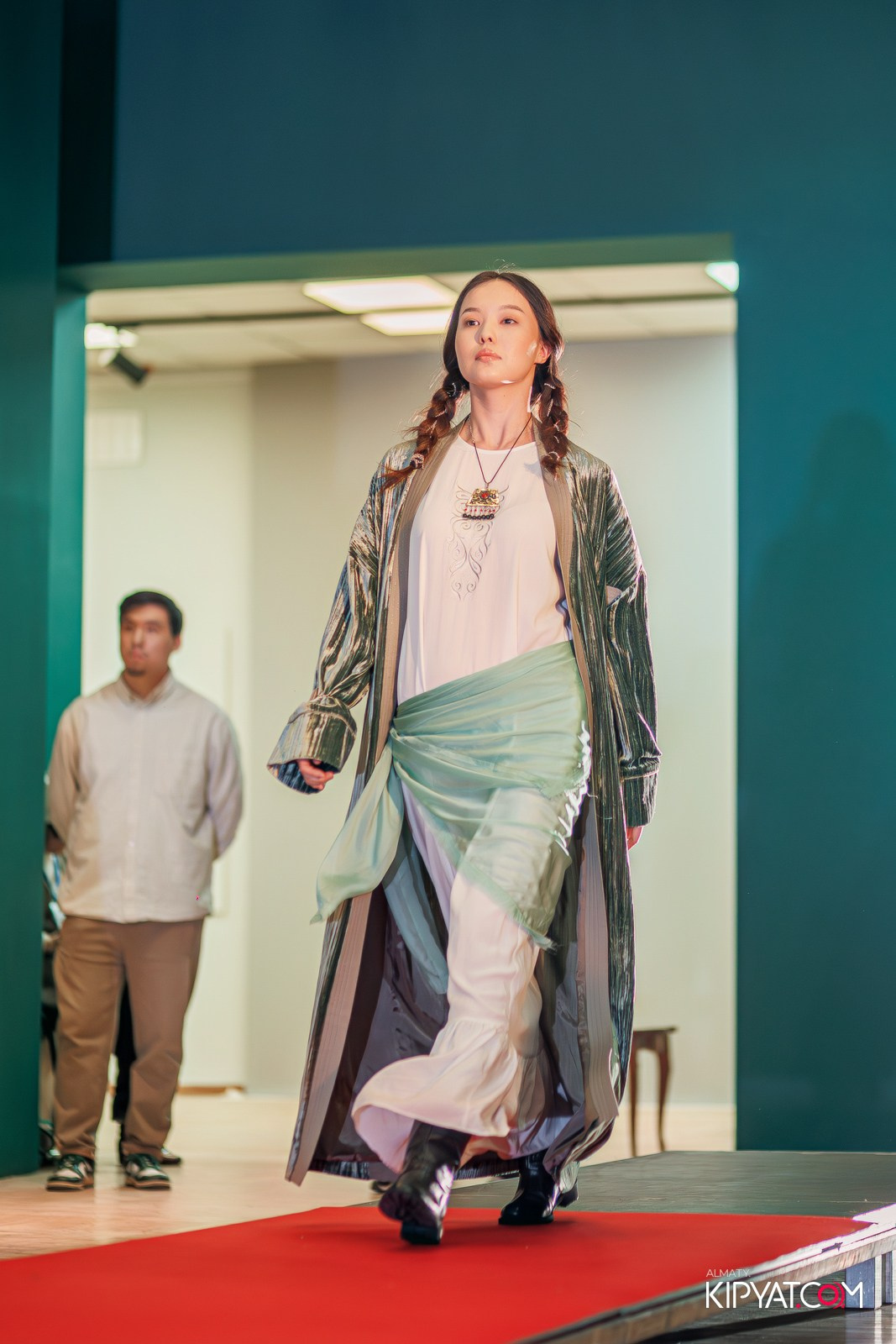 FASHION ПОКАЗ, КАЗАХСКОЙ НАЦИОНАЛЬНОЙ ОДЕЖДЫ. КИПЯТКОМ АЛМАТЫ!