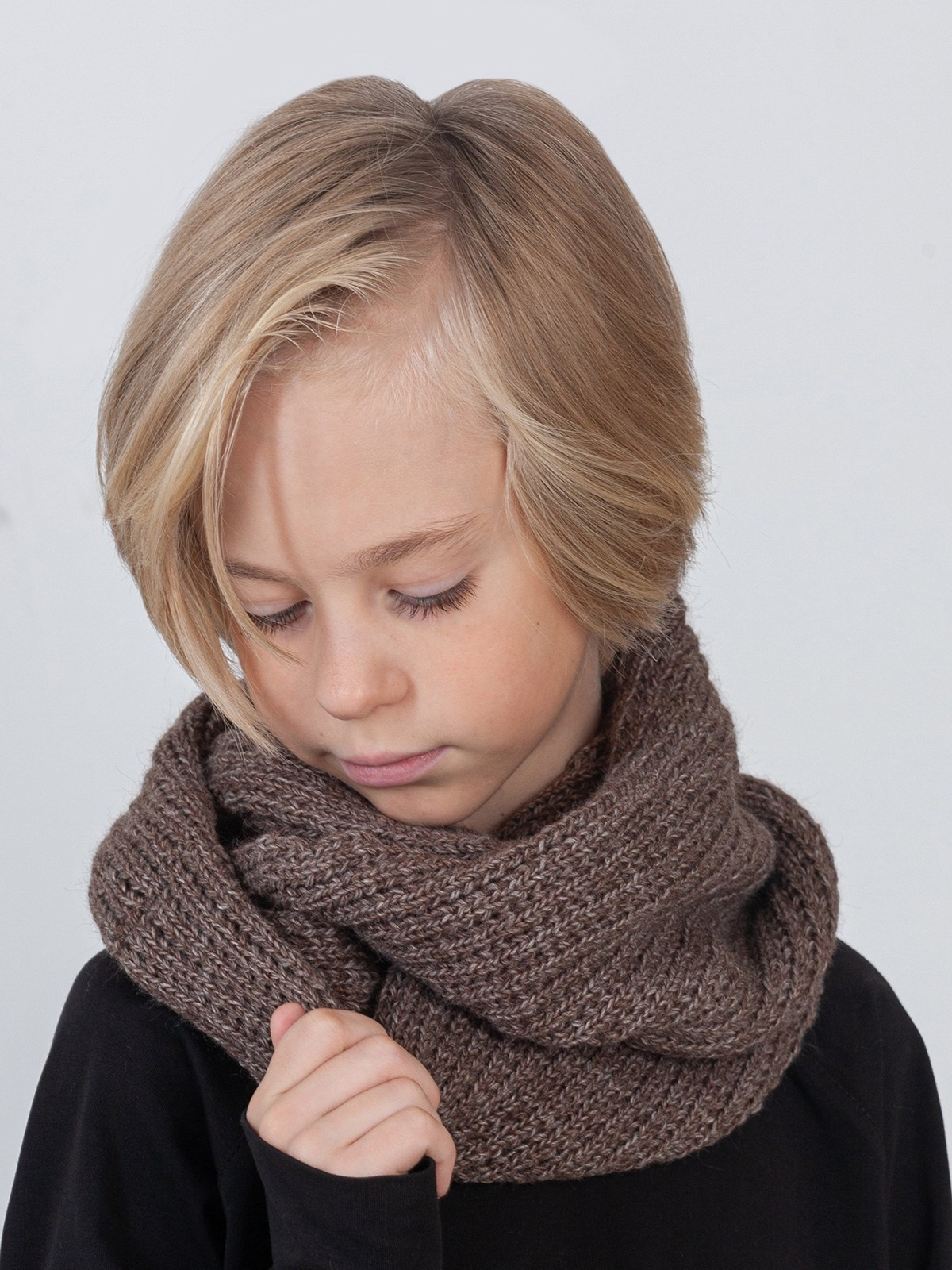 Фотосъёмка детских шарфов для валдберриз. Сборные фотосъёмки в Москве. фотосессии одежды.фотограф