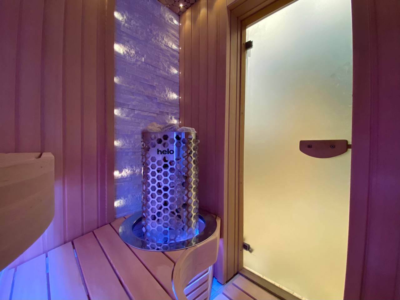 Сауна «Банан» из канадского кедра в Селятино: Helo Himalaya, оптоволокно и яркая RGB-подсветка в стильном исполнении. SaunaTopMasters