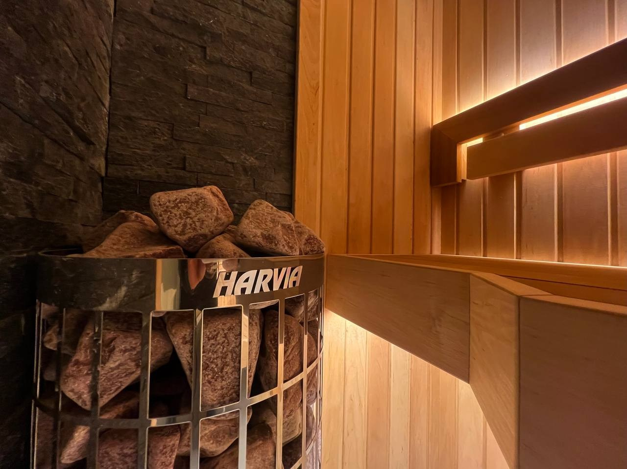 Компактная семейная сауна со стеклянным фасадом в Токсово. Выполнена на базе Harvia Cilindro из ольхи и термоольхи. SaunaTopMasters