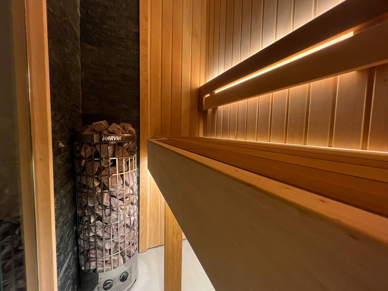 Компактная семейная сауна со стеклянным фасадом в Токсово. Выполнена на базе Harvia Cilindro из ольхи и термоольхи. SaunaTopMasters