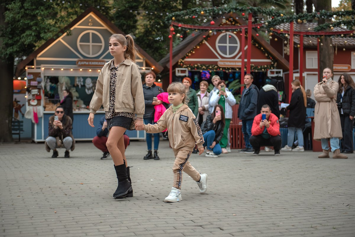 Парк Ривьера дефиле HAPPYkids. Семейный и коммерческий фотограф в Сочи Александр Бодунов