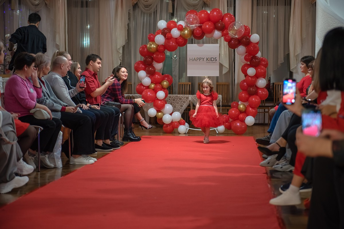 Выпускной в детской школе моделей HAPPYkids 2024. Семейный и коммерческий фотограф в Сочи Александр Бодунов