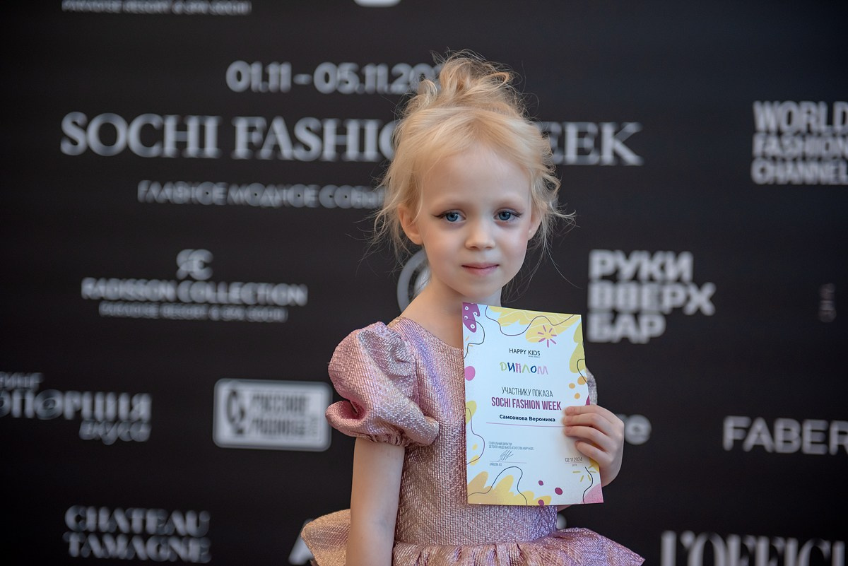 SochiFashionWeek2024 дизайнер Юлия Крылова. Семейный и коммерческий фотограф в Сочи Александр Бодунов