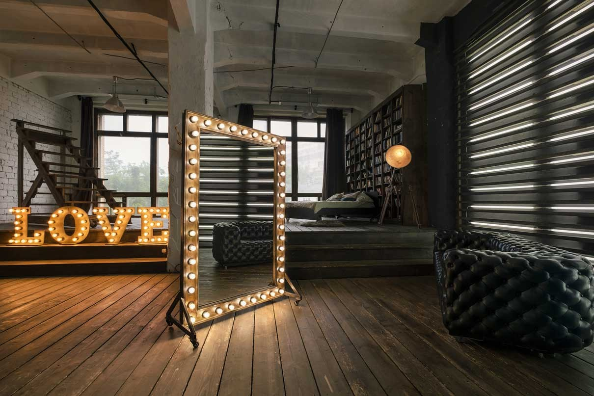 зал space, большое зеркало с подсветкой и зона с люминесцентными лампами