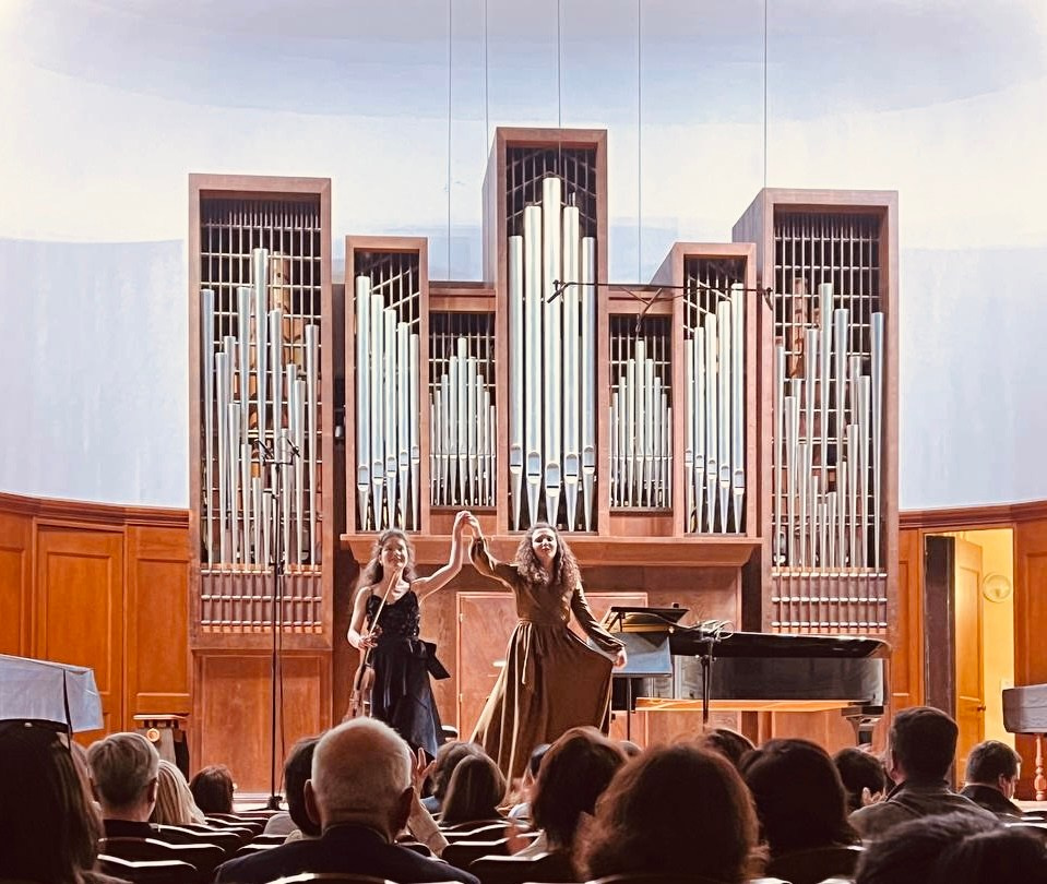 На сцене. Скрипачка Анна Савкина