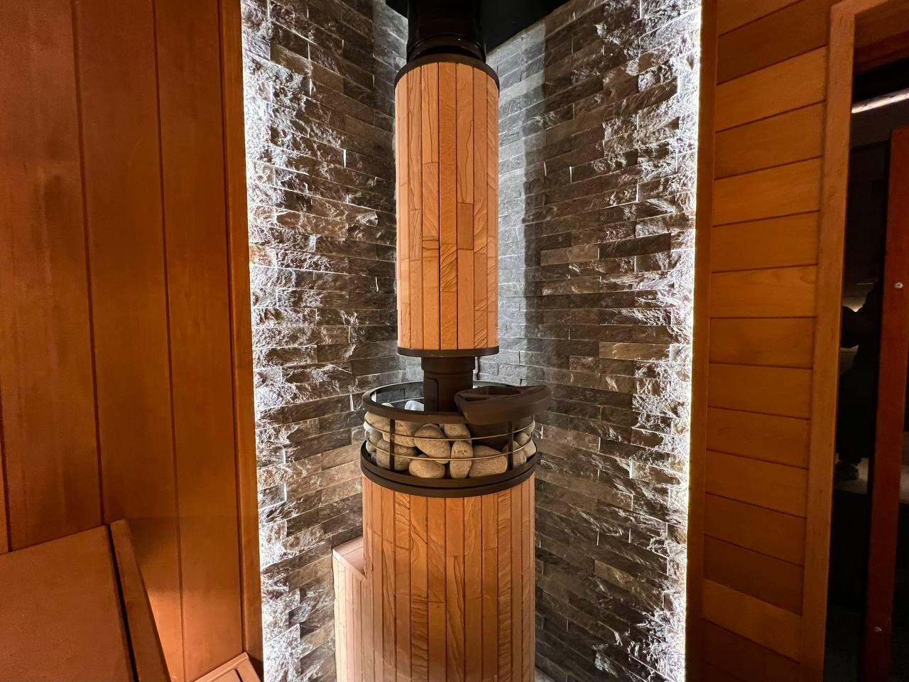 Роскошная парная в Касимово с натуральным камнем, можжевеловым панно, парящими полками и спинками, и главное- Атмосфера в новой облицовке. SaunaTopMasters