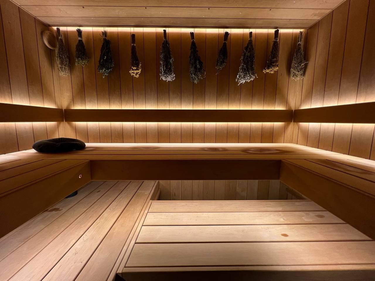Баня в Каннельярви: термоольха, каменка Атмосфера, парящие полки и автоматическая подача холодного пара через форсунки в потолке. SaunaTopMasters