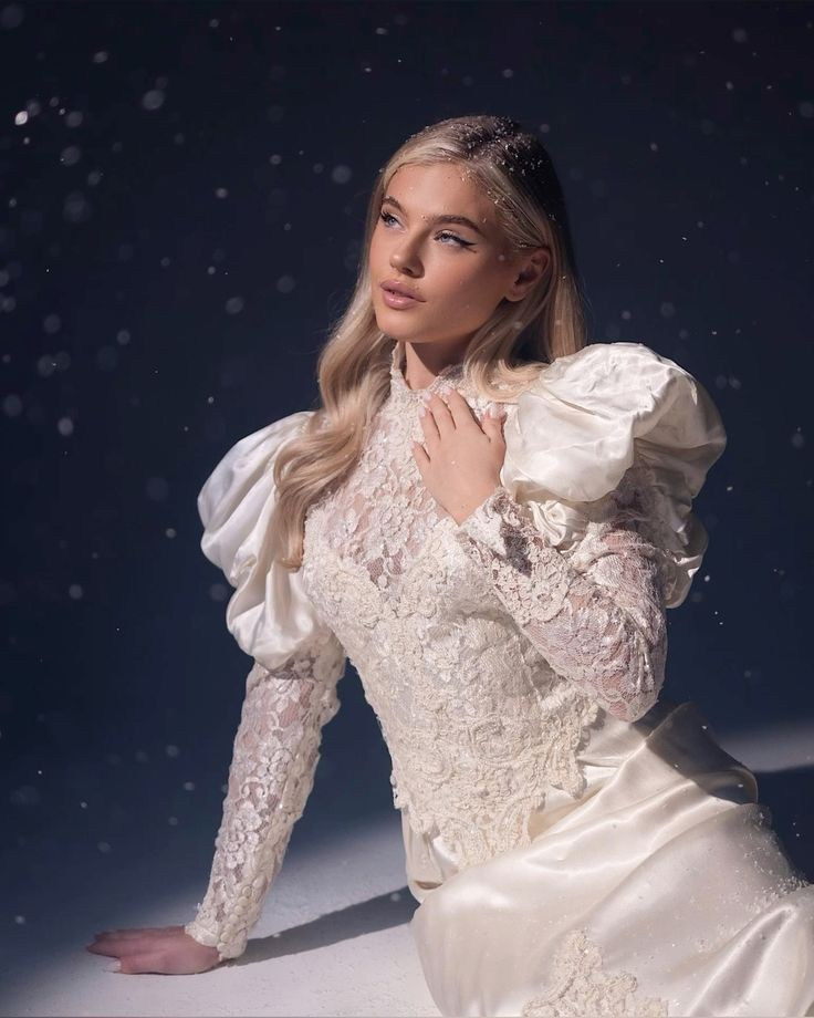 Тренды новогодних съемок 2025. Фотограф в Екатеринбурге Артём Зайнетдинов