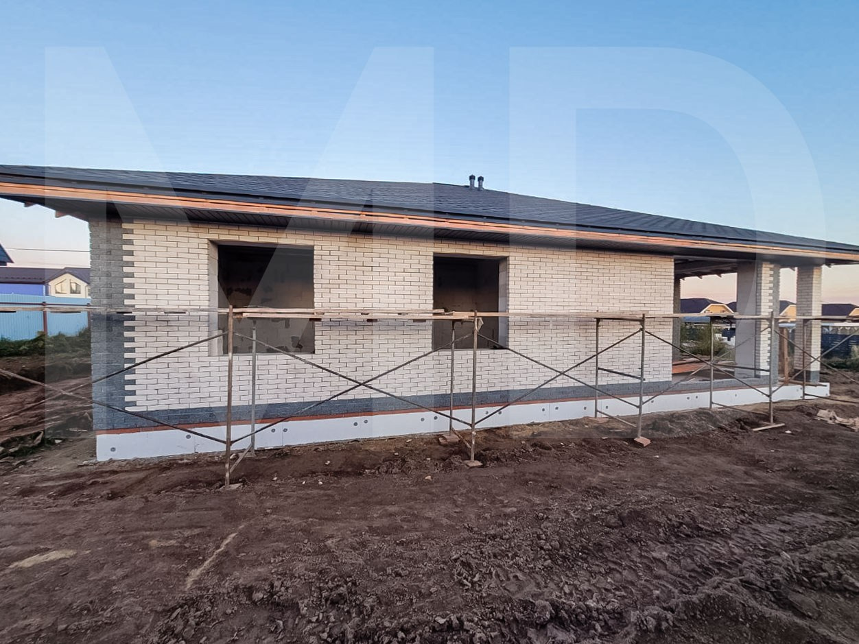 Фасад  — светлый, современный и функциональный. Облицовка кирпичом