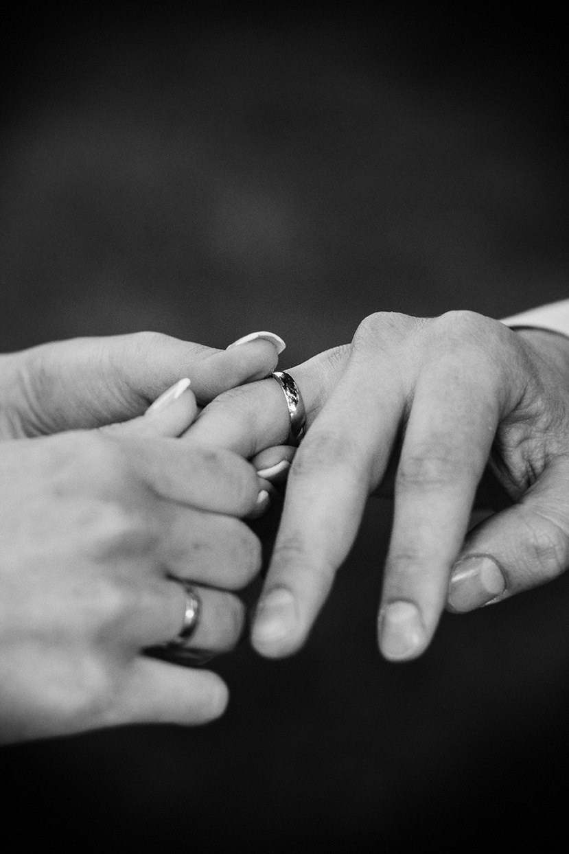 Руки жениха и невесты