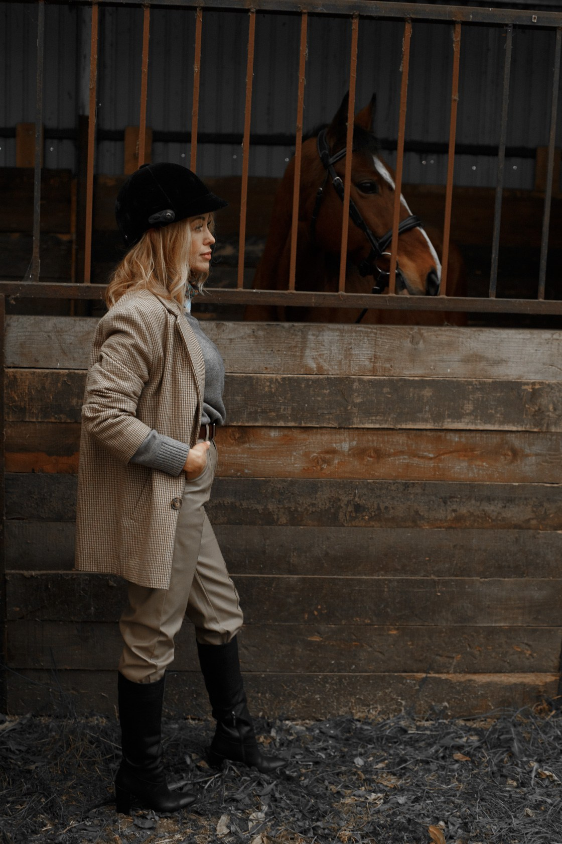 Фотограф Алеся Цайтлер,Фотосессия в конном стиле: модель в жокейском образе с красивой коричневой лошадью, портрет,женский портрет,портретный фотограф 