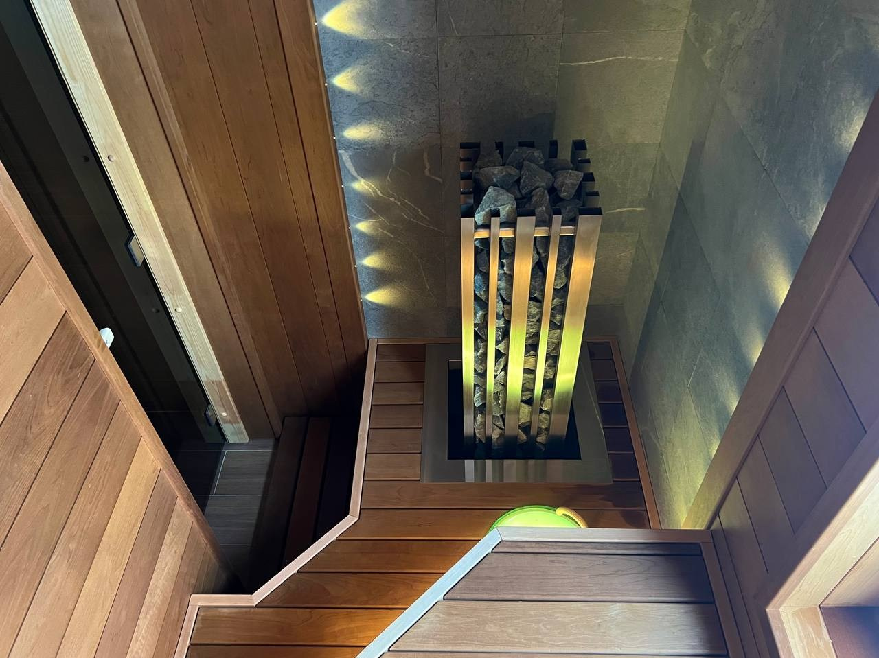 Сауна в Румболово из ольхи на базе электрокаменки IKI Monolith. С добавлением оптоволокна и светодиодных лент производителя Harvia. SaunaTopMasters
