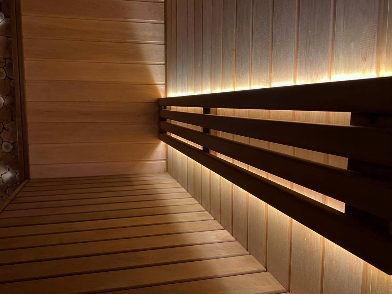 Парная в Ривер Парке из ольхи и термоольхи, с солевой линией, точечной подсветкой панно и камня, печь — Harvia Cilindro. SaunaTopMasters