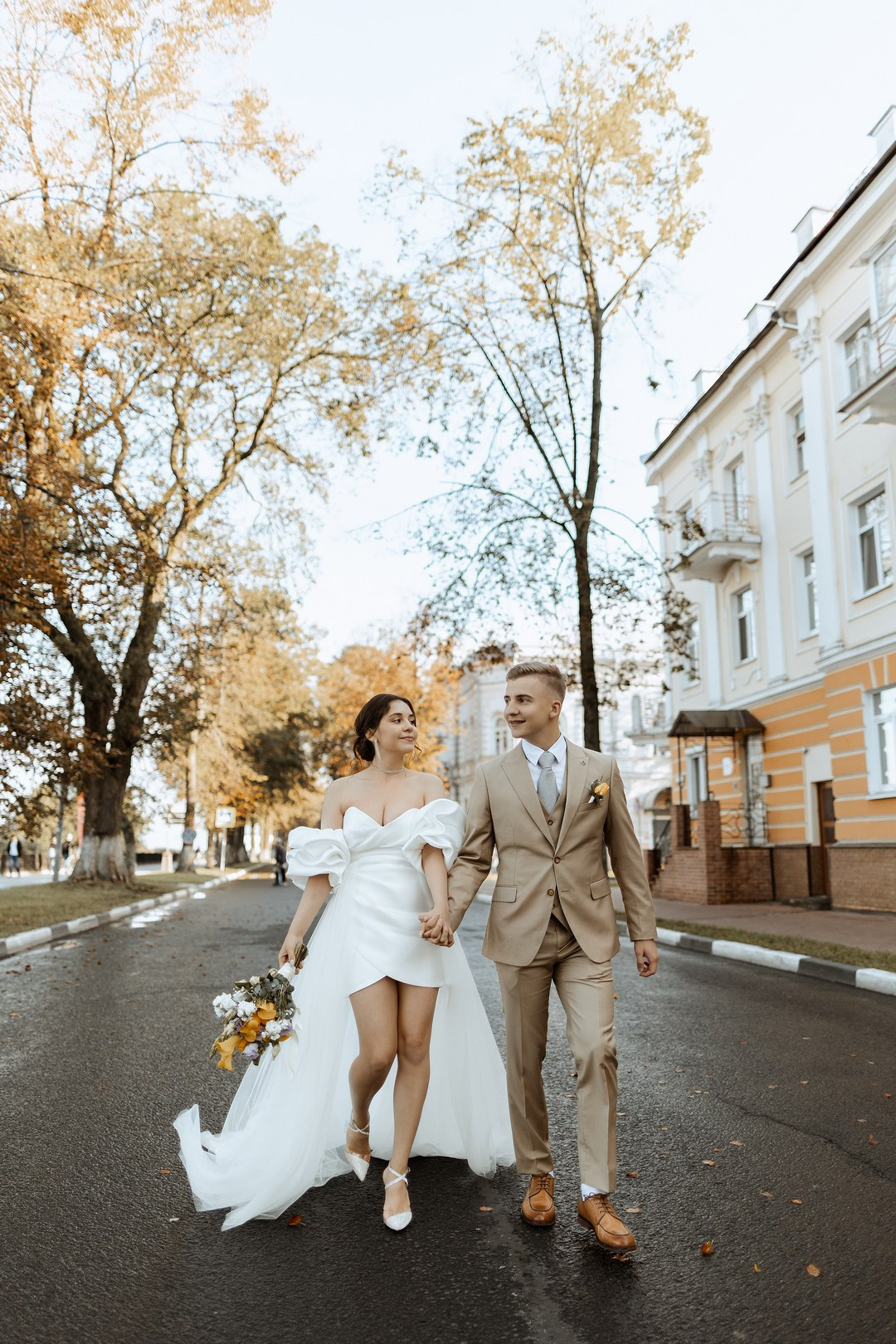  Молодые в обрамлении знаковых достопримечательностей