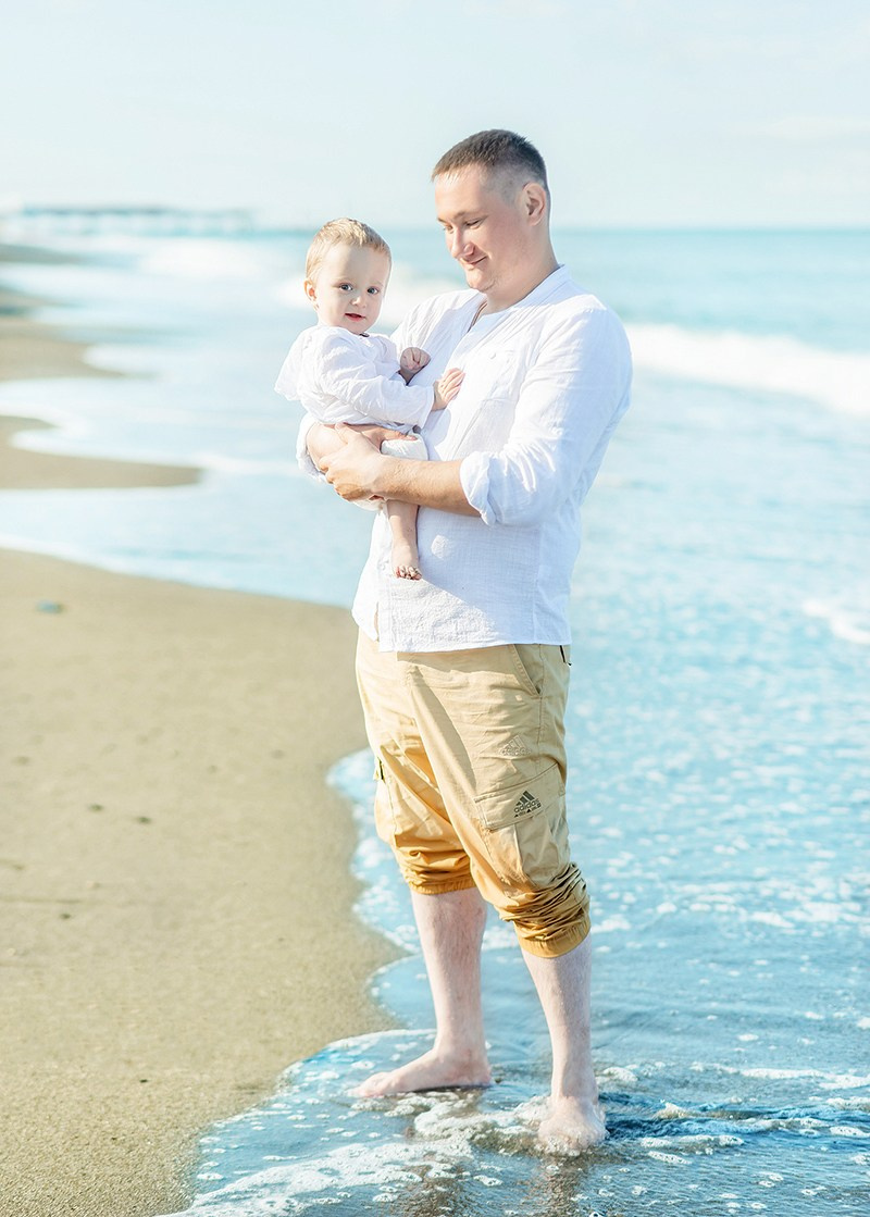 папа с сыном на берегу адлера