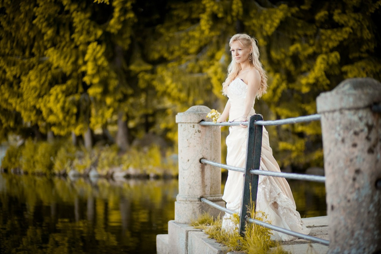 Тоже красивая свадебная съемка возле воды невесты в белом платье 