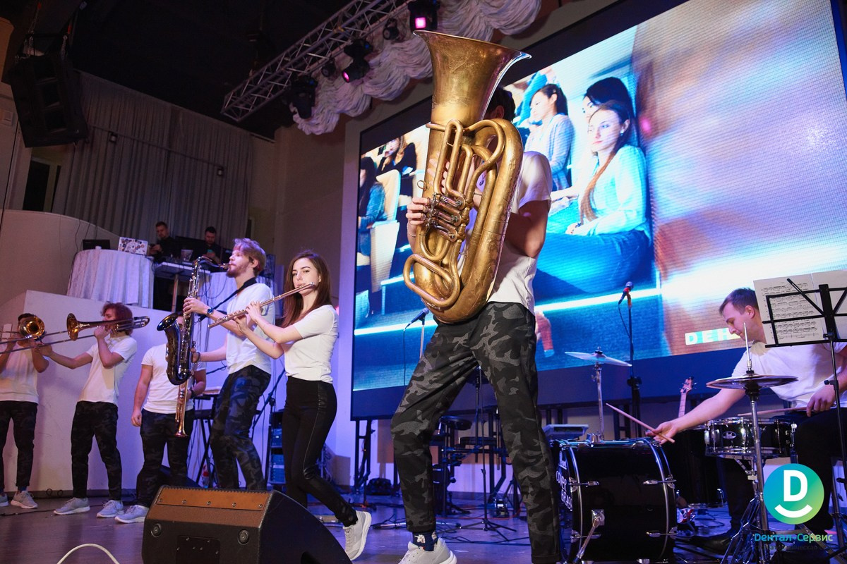 Новогодний корпоративный репортаж Дентал Сервис. Репортажный и женский фотограф в Новосибирске