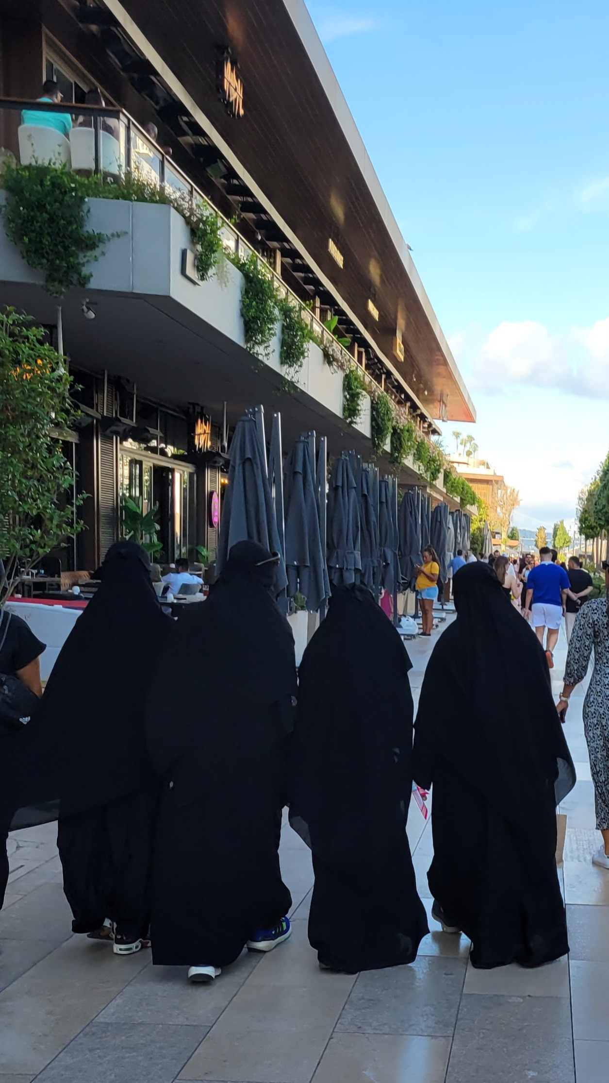 Много приезжих из восточных стран