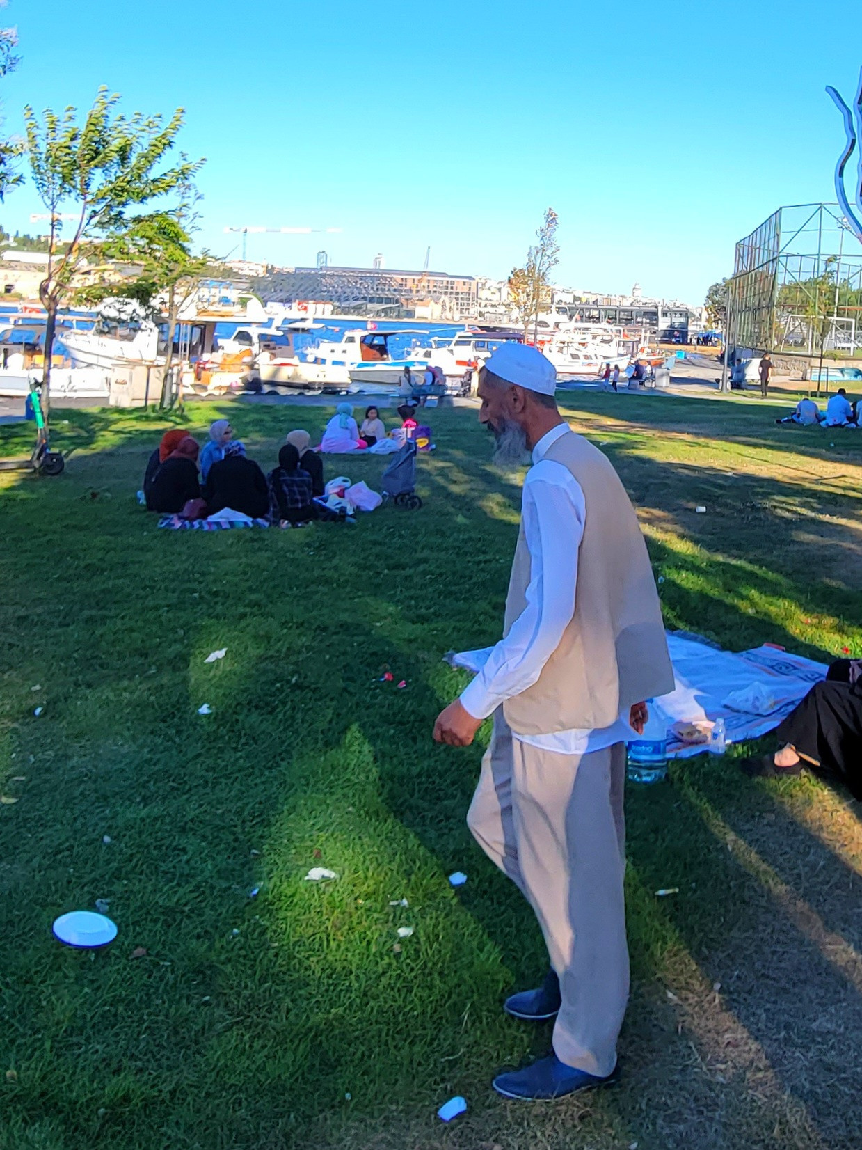 Как и в нашем районе жители вышли на набережную. Шашлыки, чай в дровяных чайниках-самоварах. В отличие от нашей азиатской современной стороны, здесь очень много жителей в традиционных одеждах