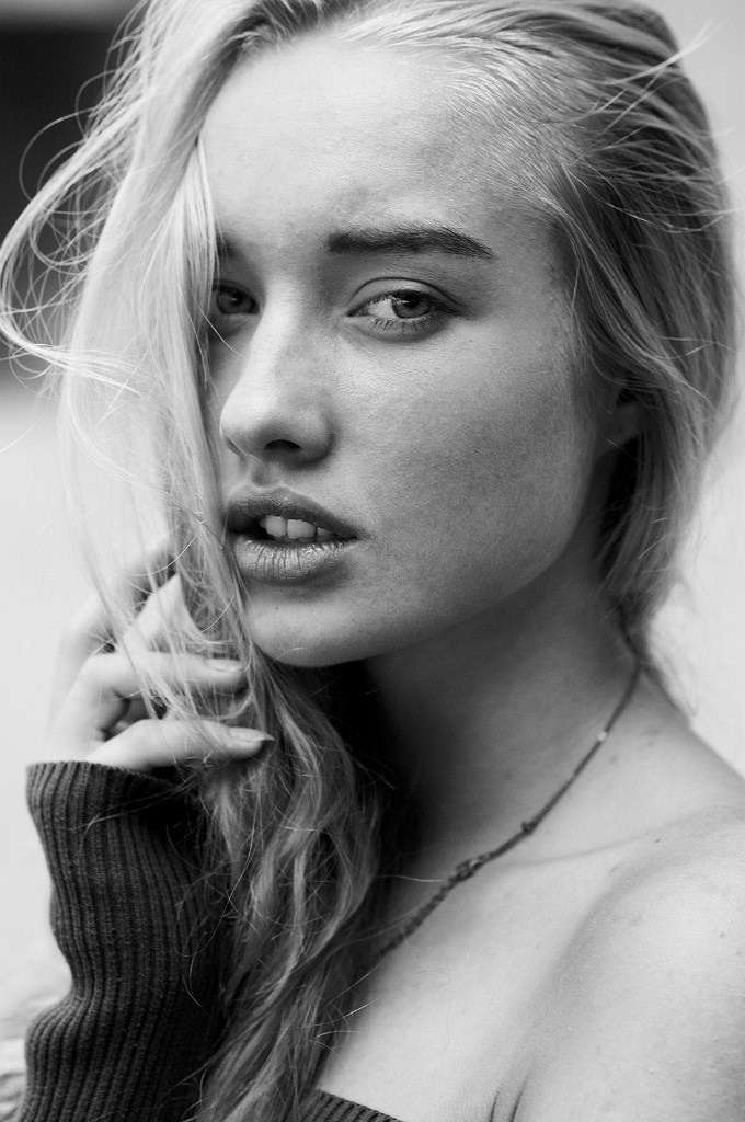 Черно-белый женский портрет в профиль  — творческая студийная съемка.