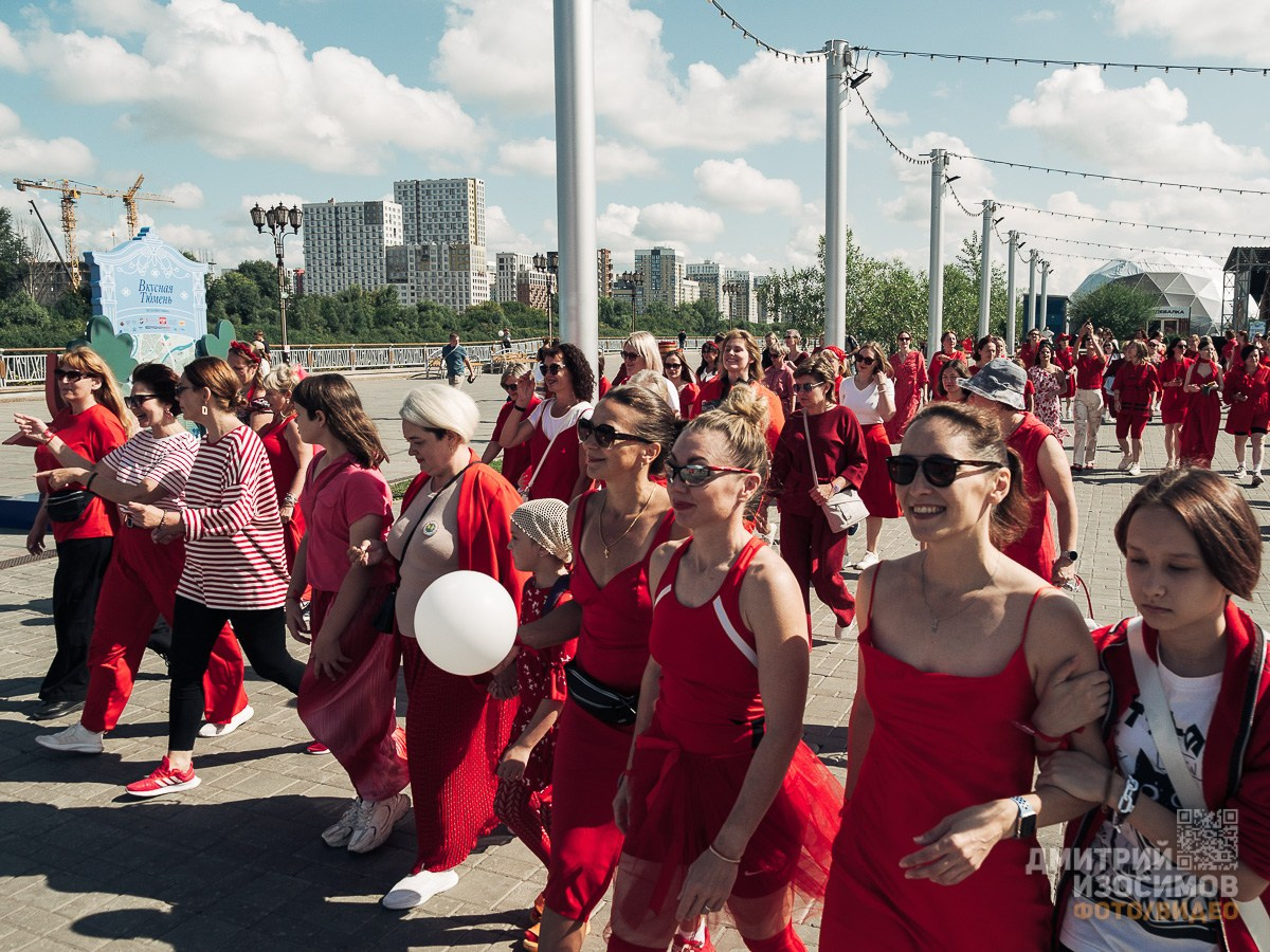 Забег в красных платьях