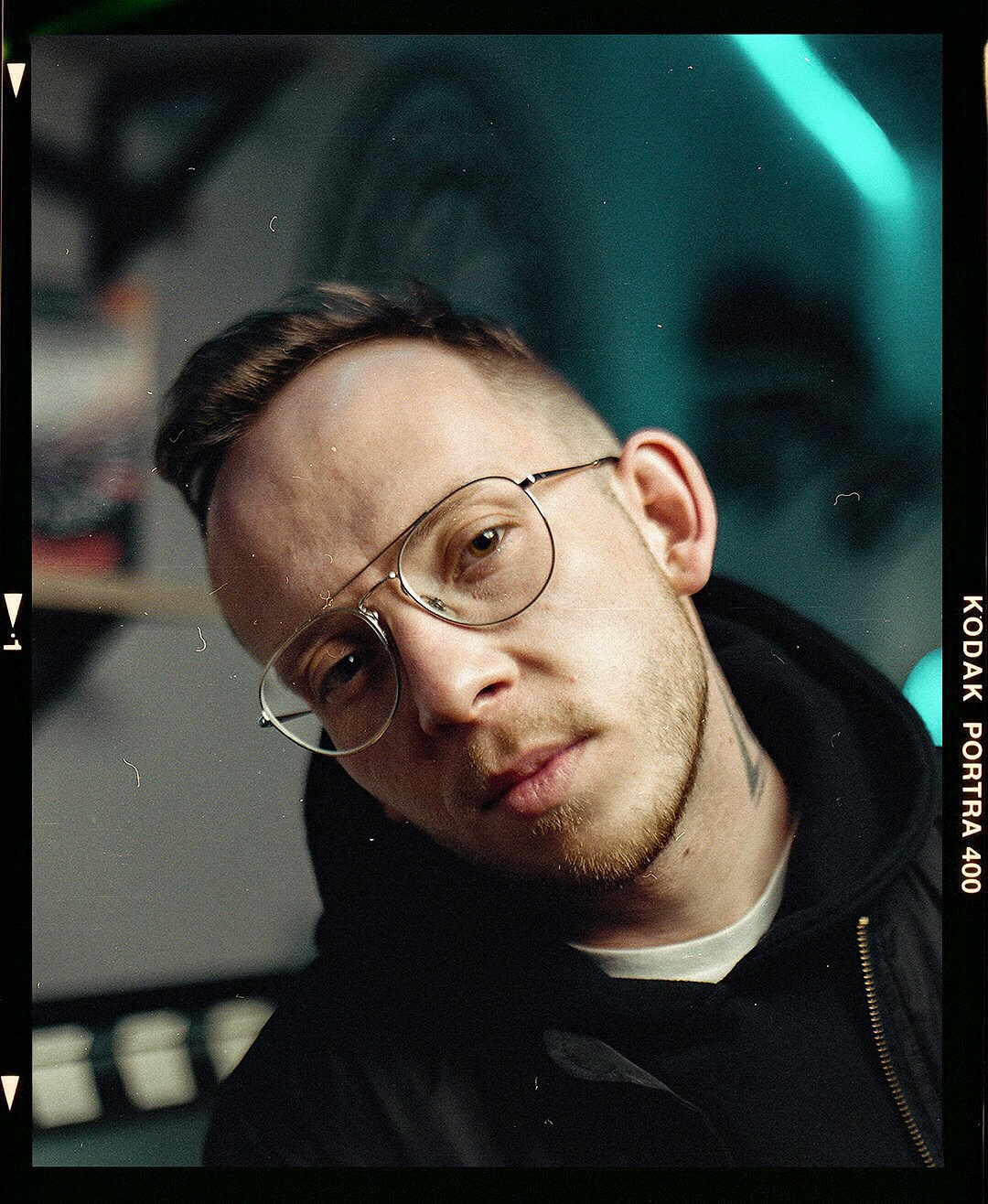 Молодой человек в очках с большим лбом смотрит в объектив камеры