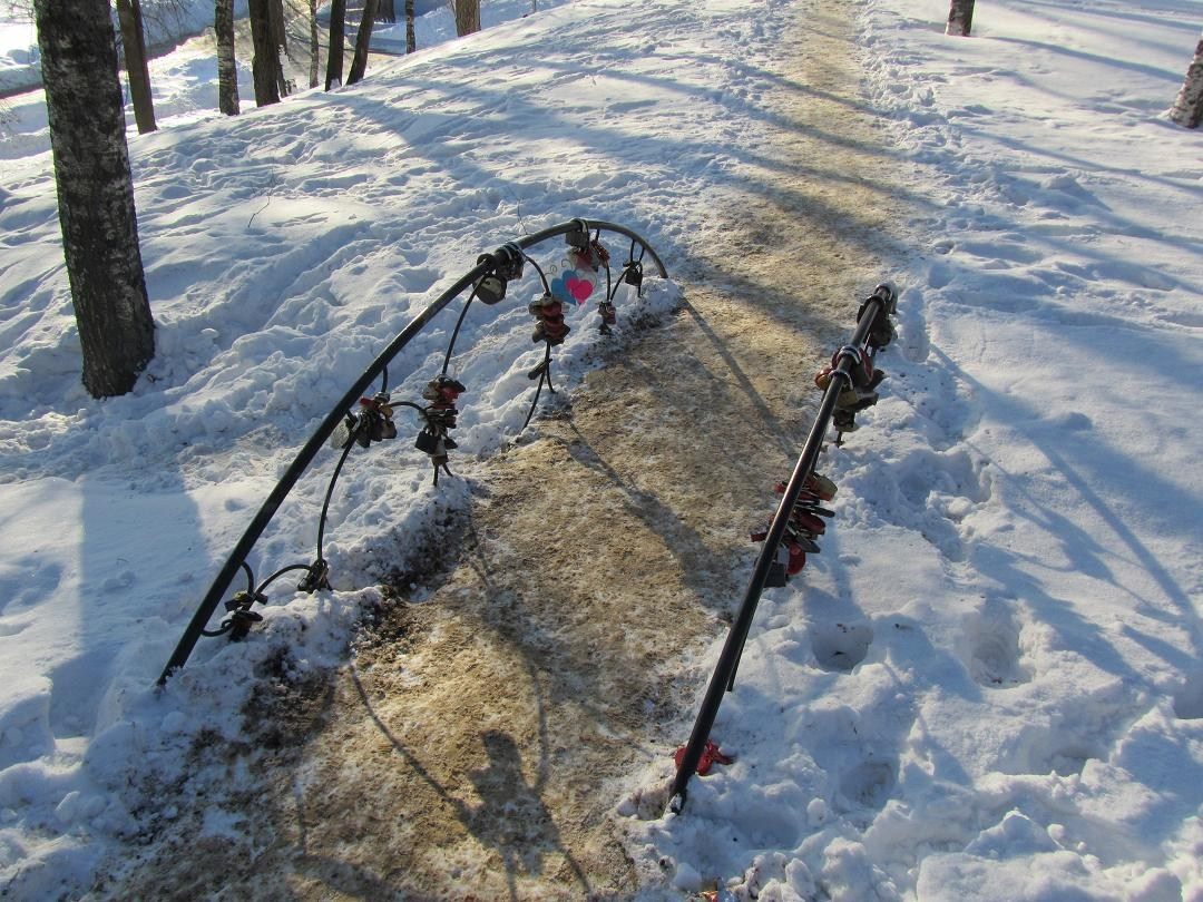 Микроскопический мосток непонятно через что