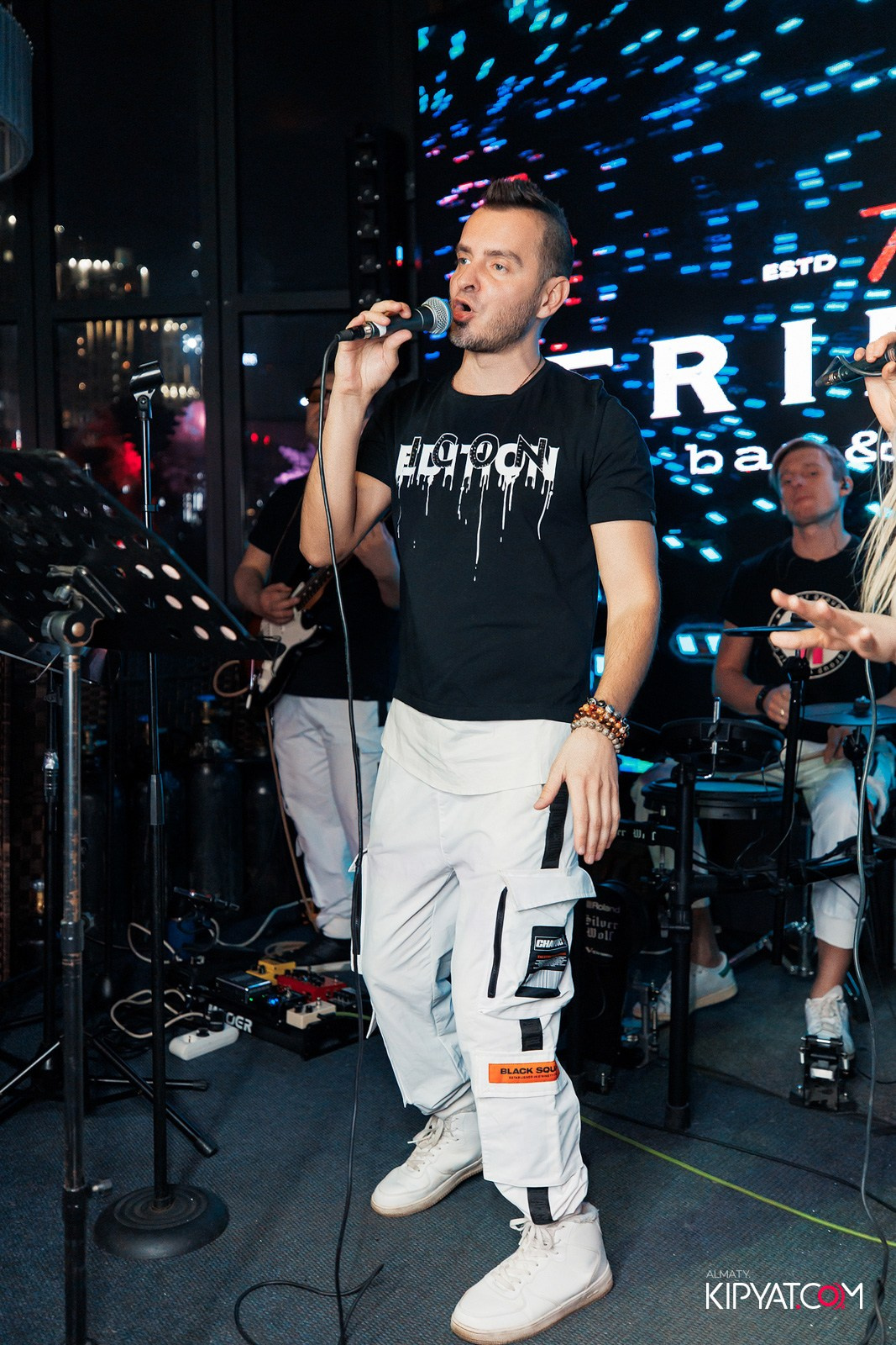 FRIENDS BAR & TERRACE. КИПЯТКОМ АЛМАТЫ!