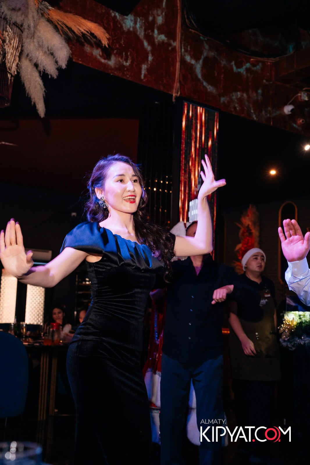 БАР ПАНАЕХАЛИ НА ТОЛЕ БИ. КИПЯТКОМ АЛМАТЫ!