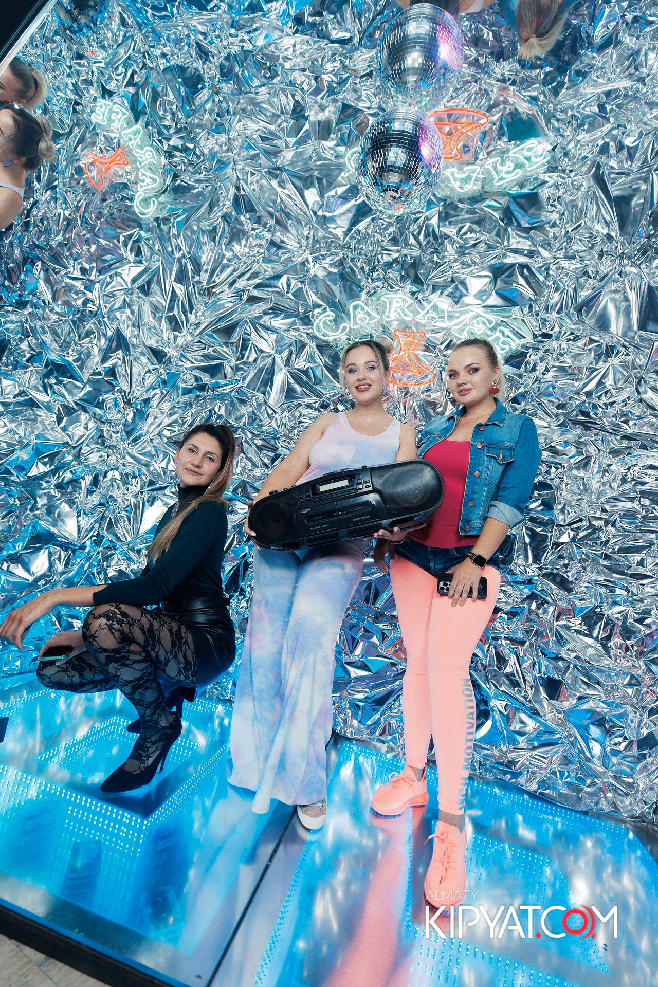 ВЕЧЕРИНКА 90Х КАФЕ CARAFE. КИПЯТКОМ АЛМАТЫ! Фотосъемка мероприятий в Алматы