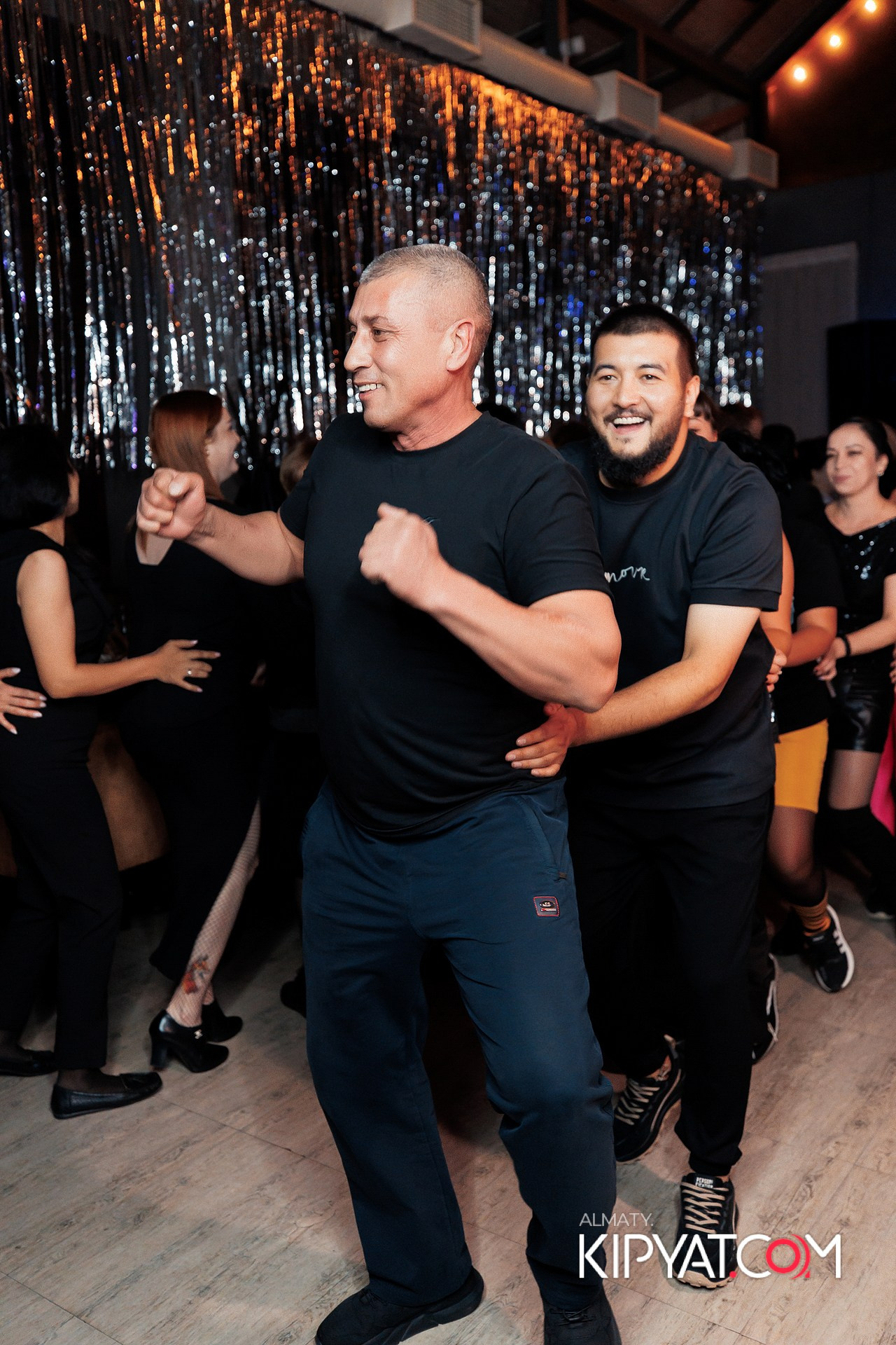 ВЕЧЕРИНКА 90Х КАФЕ CARAFE. КИПЯТКОМ АЛМАТЫ! Фотосъемка мероприятий в Алматы