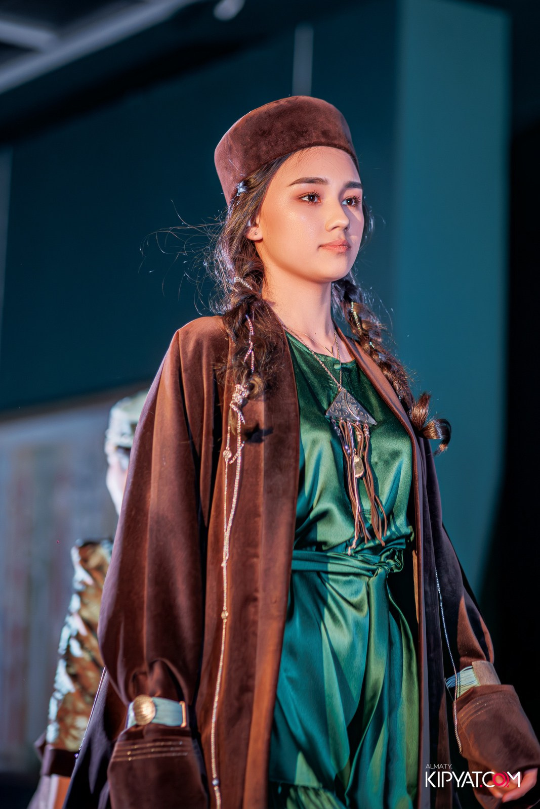 FASHION ПОКАЗ, КАЗАХСКОЙ НАЦИОНАЛЬНОЙ ОДЕЖДЫ. КИПЯТКОМ АЛМАТЫ!