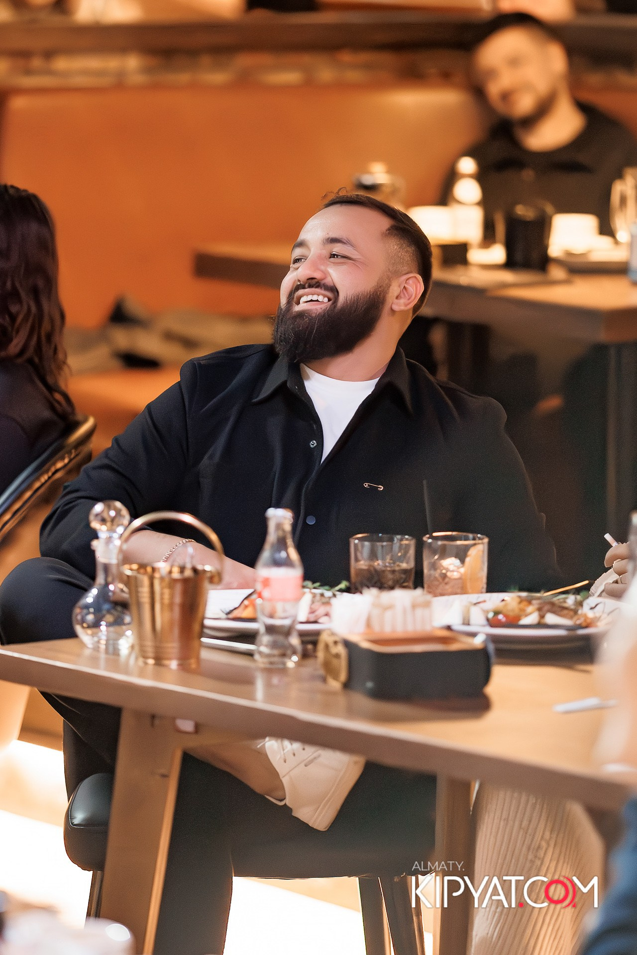 СОЛЬНЫЙ СТЕНДАП КОНЦЕРТ АЛЕКСАНДРА МЕРКУЛЬ. КИПЯТКОМ АЛМАТЫ!