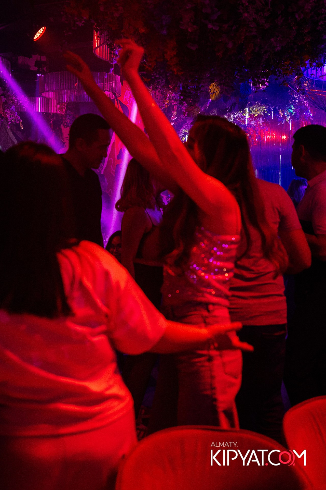 Friends bar & terrace. КИПЯТКОМ АЛМАТЫ!