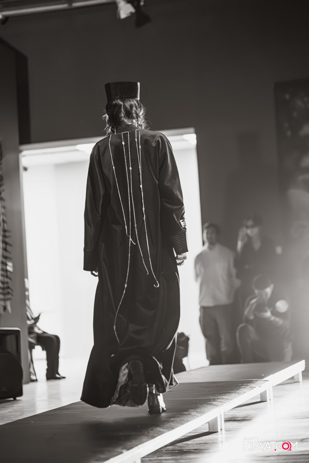 FASHION ПОКАЗ, КАЗАХСКОЙ НАЦИОНАЛЬНОЙ ОДЕЖДЫ. КИПЯТКОМ АЛМАТЫ!