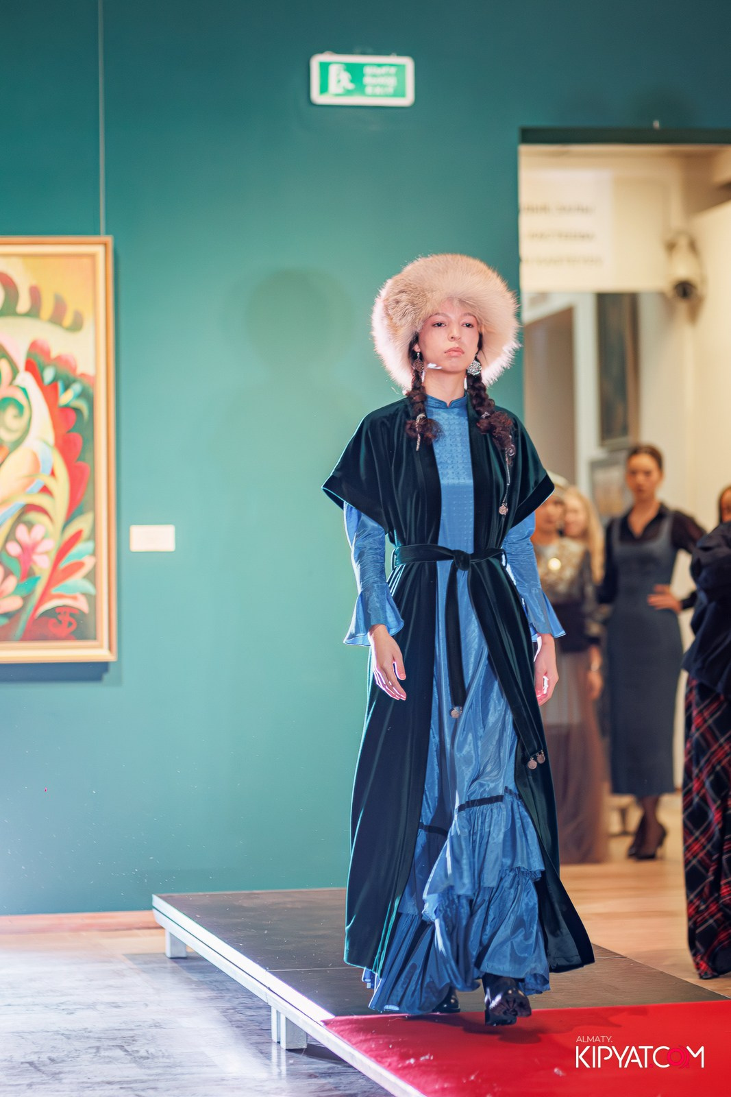 FASHION ПОКАЗ, КАЗАХСКОЙ НАЦИОНАЛЬНОЙ ОДЕЖДЫ. КИПЯТКОМ АЛМАТЫ!
