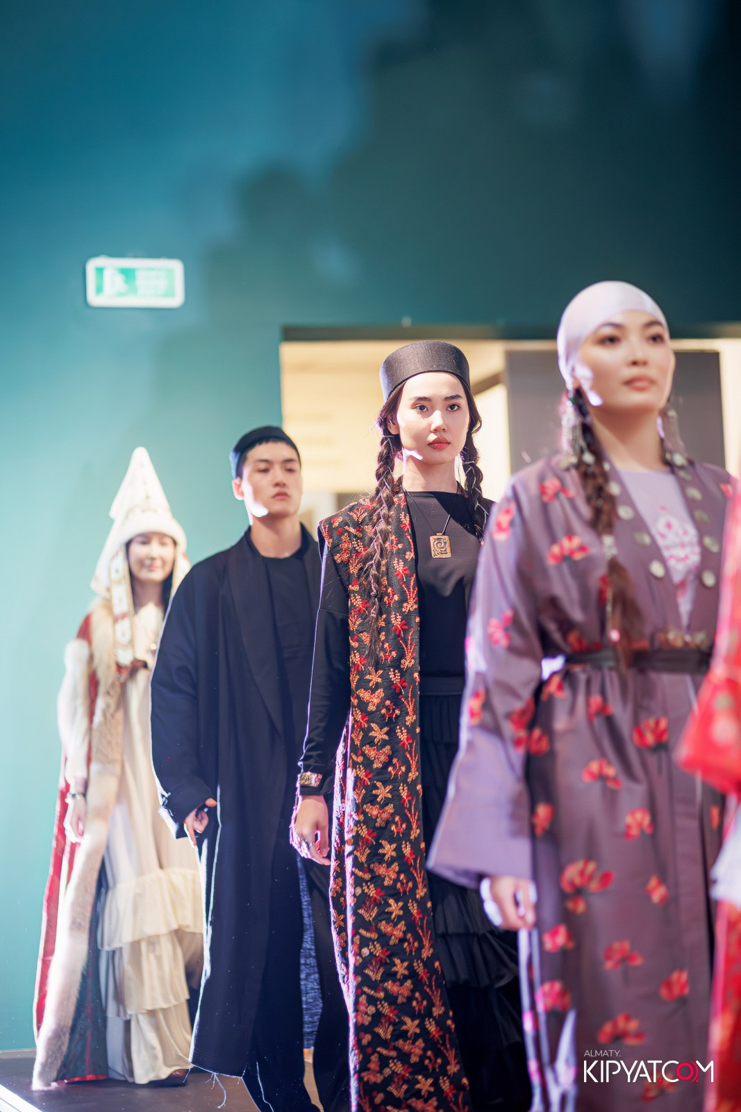 FASHION ПОКАЗ, КАЗАХСКОЙ НАЦИОНАЛЬНОЙ ОДЕЖДЫ. КИПЯТКОМ АЛМАТЫ!