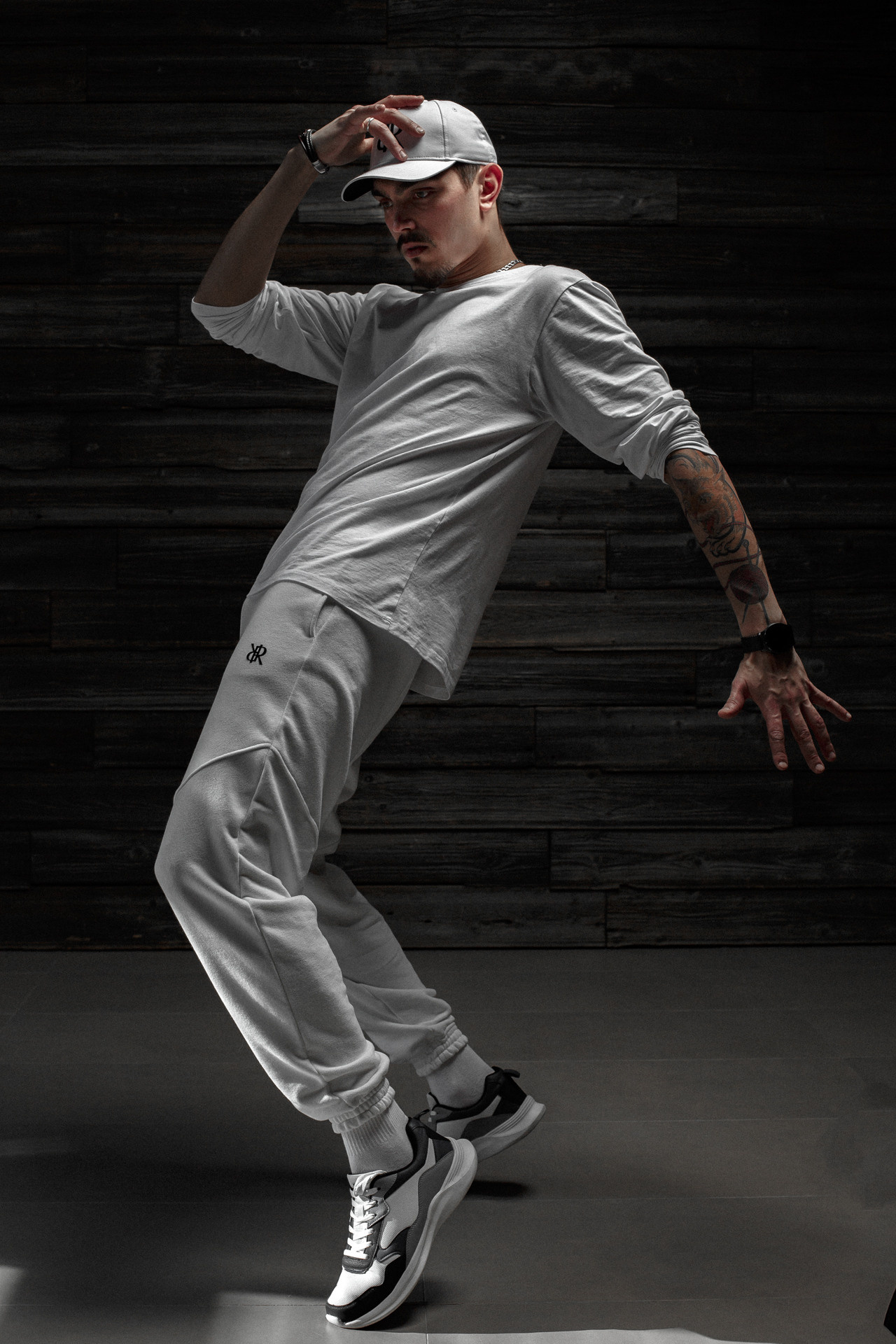 Танцующий мужчина в белом