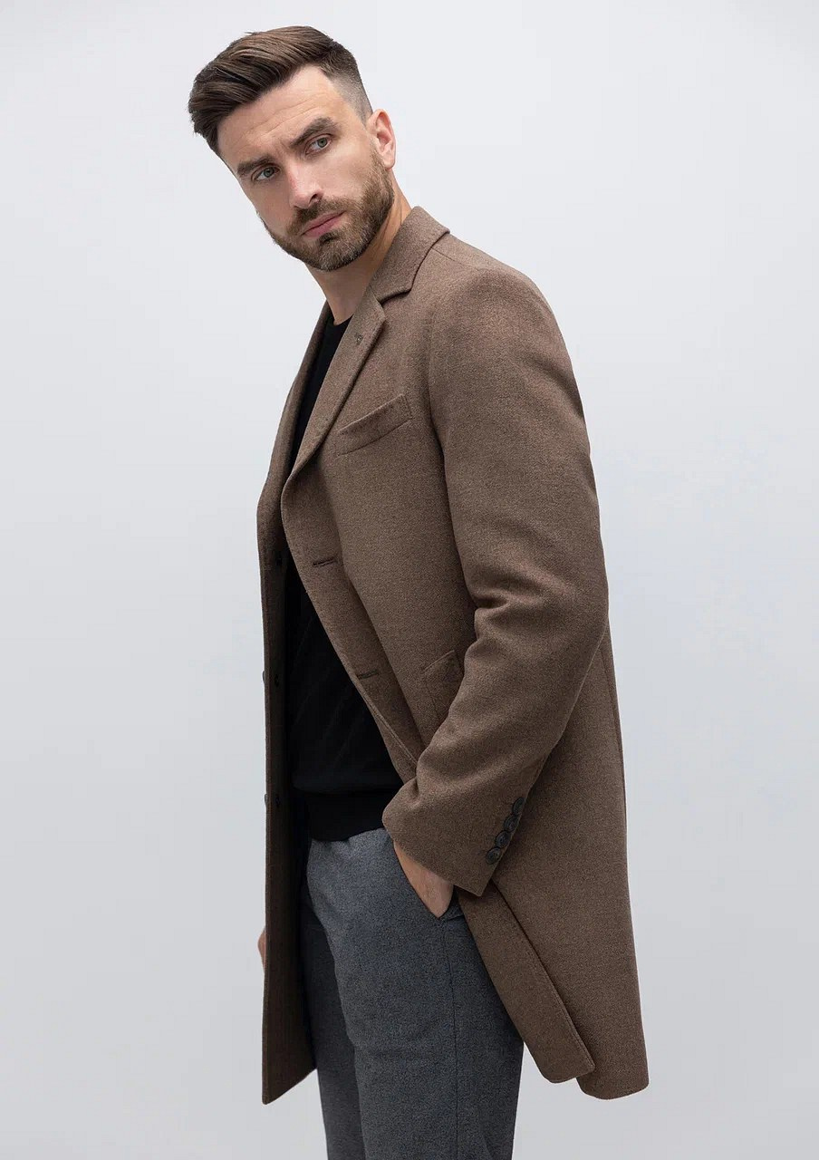 Мужчина с бородой в коричневом пальто