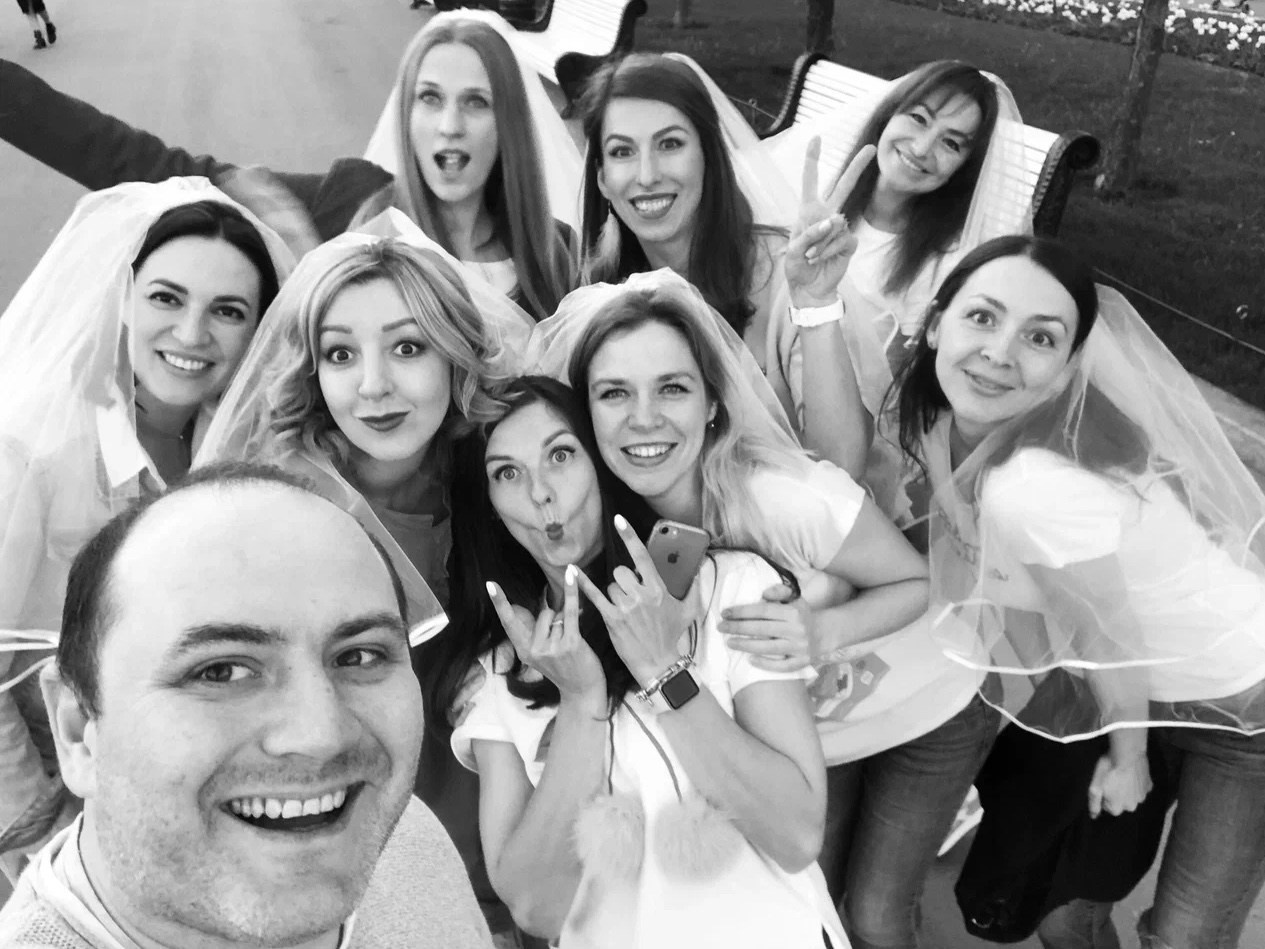 Фотограф в кадре — на протяжении уже 10 лет, по традиции делаю обязательно фото с молодыми!. Свадебный фотограф Александр Абрамов Москва / Зеленоград