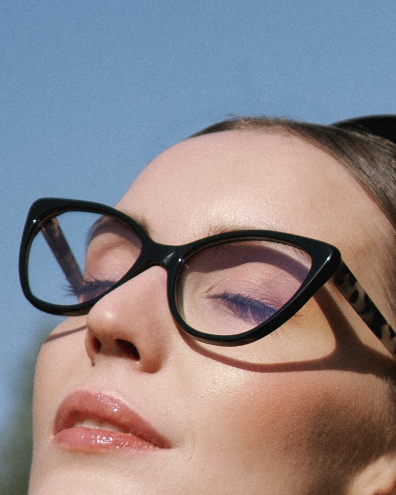 Портер девушки в очках в парке в Питере