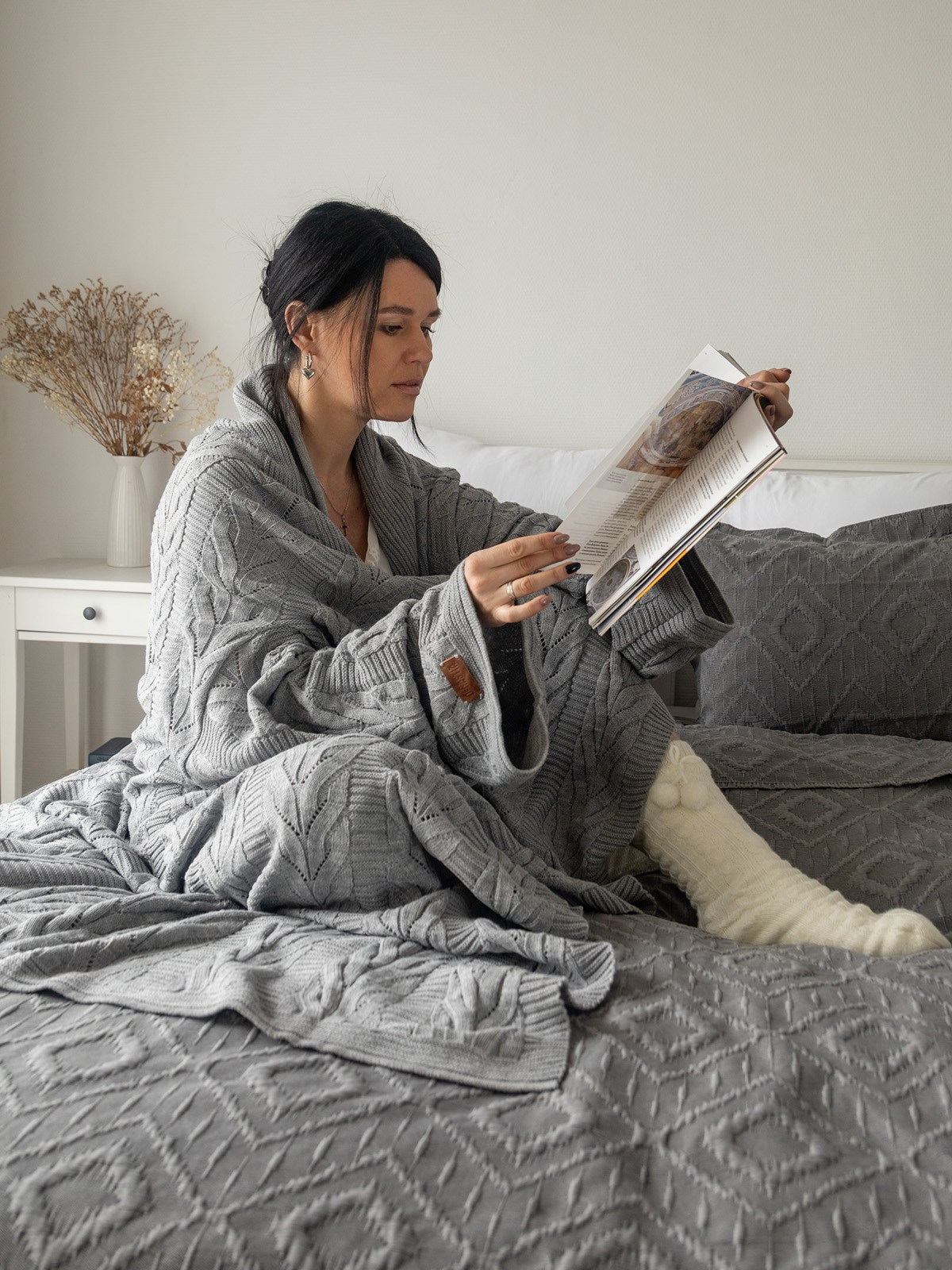 Текстура серого вязаного пледа с рукавами | Съемка для рекламных материалов