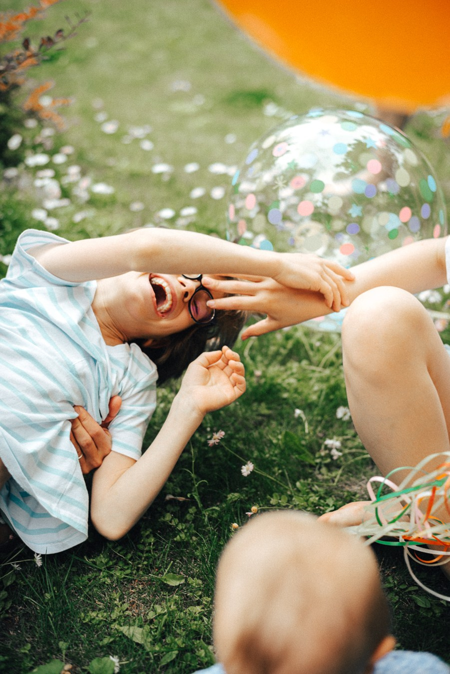 Коля, Ксюша, Саша, Андрей, Кира и бабушки | на даче