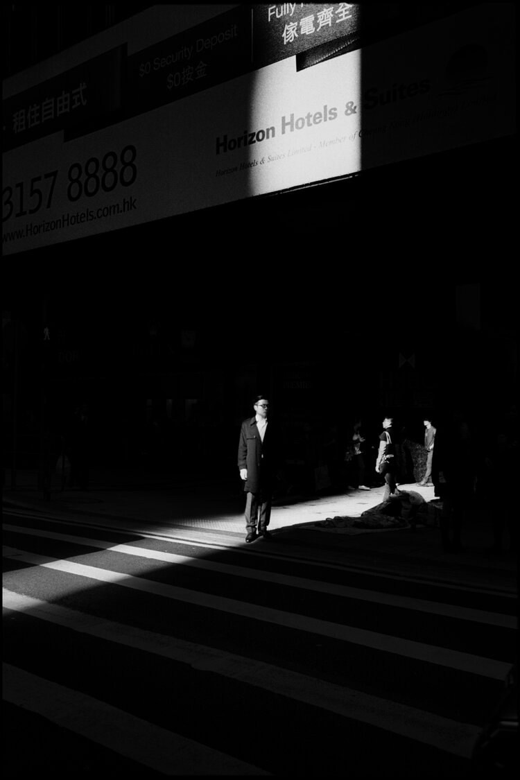 фотография Сирила Дрюара с человеком в урбанистической среде и сильными тенями