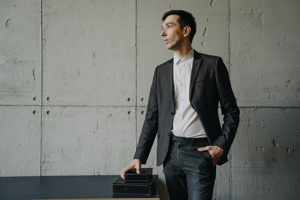 Профессиональный портрет адвоката в классическом костюме — деловая съёмка.