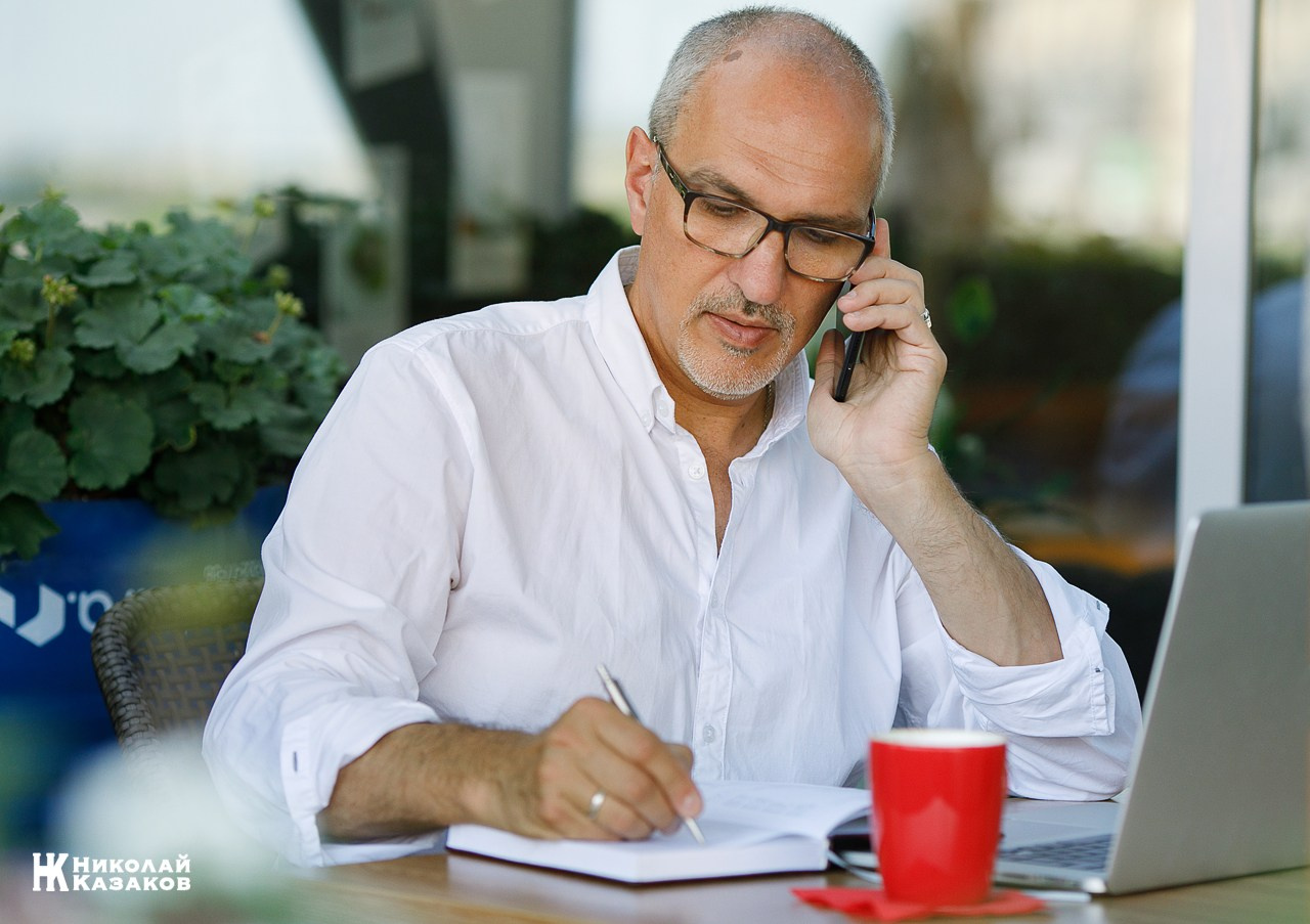 Менеджер записывает инфомацию во время разговора с начальником 